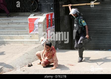 Dhaka, Bangladesch. 5. Mai 2013. Bangladeshi Polizei Schlagstock kostenlos Islamisten bei Zusammenstößen in Dhaka am 5. Mai 2013... Tausende von Islamisten Dhaka zum Stillstand gebracht am 05 Mai als forderten sie eine Anti-Blasphemie-Gesetz, die die Todesstrafe steht, und Beamte sagten, dass ein Arbeiter bei Zusammenstößen zwischen Demonstranten und der Polizei getötet wurde. Unterstützer der radikalen Hefazat-e-Islam-Gruppe durchgeführt Stöcke und blockiert wichtige Einstiegspunkte in die Stadt Stockfoto