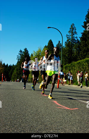 Vancouver, British Columbia, Kanada. 5. Mai 2013. Führen Sie Gruppe von vier Läufern Einstellung schnellen Tempo in 2013 Vancouver BMO International Marathon mit späteren Sieger Thomas Omwenga tragen #36 auf dem dritten Platz im Wettbewerb. Stockfoto