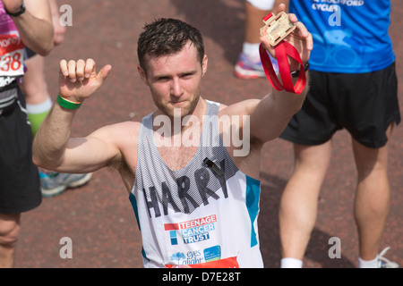 Virgin London Marathon 2013 zeigt Harry Judd von McFly seinen Finisher-Medaille Stockfoto