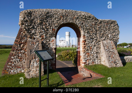 Der alte Leuchtturm und die Überreste der St. Edmund-Kapelle in Hunstanton, North Norfolk, England, UK Stockfoto