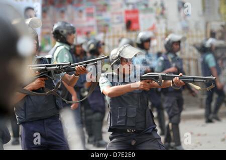 Dhaka, Bangladesch. 5. Mai 2013. Polizisten schießen Gummigeschosse gegen Anhänger der Hefajat-e Islam und Islami Chhatra Shibir sie von den Straßen zu zerstreuen, wie sie während einer Kundgebung am Paltan in Dhaka, Bangladesch mit Polizei zusammenstießen. Tausende von Islamisten Dhaka zum Stillstand gebracht am 05 Mai als forderten sie eine Anti-Blasphemie-Gesetz, die die Todesstrafe steht, und Beamte sagten, dass ein Arbeiter bei Zusammenstößen zwischen Demonstranten und der Polizei getötet wurde. Unterstützer der radikalen Hefazat-e-Islam-Gruppe durchgeführt Stöcke und blockiert wichtige Einstiegspunkte in die Stadt Stockfoto