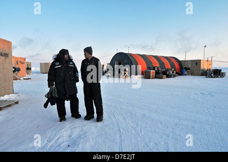 Lt. Roger Callahan spricht mit camp Medic Lt. Huy Phun über Kälte Sicherheit Zahnrad im arktischen Camp angewandte Physik-Labor Ice Bahnhof während Eis Übung 21. März 2009 im arktischen Ozean. Die Übung mit Forscher von der University of Washington Applied Physics Laboratory und Personal aus dem Marine Arktis-u-Boot-Labor sind zwei Los-Angeles-Klasse, USS Helena und USS Annapolis beteiligt. Stockfoto