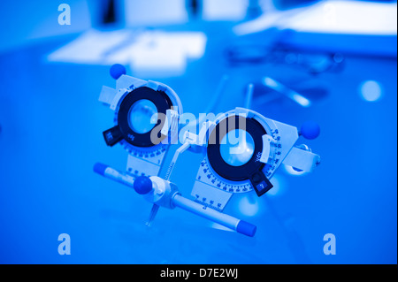 Augenheilkunde Bild - optische Studie Linsenfassung auf Augenarzt Tisch. Stockfoto