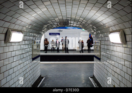 Menschen in der U-Bahn warten. Stockfoto