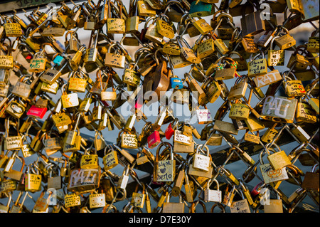 Liebesschlösser auf der Brücke Pont des Arts. Stockfoto