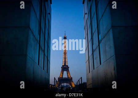 Blick auf den Eiffelturm von Ecole Militaire. Stockfoto