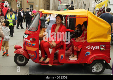 London, UK. 5. Mai 2013. Hunderte von Sikhs feierte das neue Jahr am Trafalgar Square. Die Veranstaltung begann mit einer Rede aufgezeichnet meine Londoner Bürgermeister Boris Johnson. Stockfoto