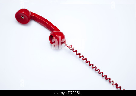 Eine rote Telefonhörer, original 60er Jahre-Telefon und Kabel. Stockfoto