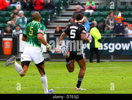 Glasgow, Schottland. 5. Mai 2013. Glasgow, Schottland. 5. April 2013.  während der Glasgow Emirates Airline Glasgow 7 s aus Scotstoun. Cup-Finale in Südafrika 28 V 21 New Zealand Lote Raikabula NZ macht seinen Lauf NZ 1. Tor versuchen. Bildnachweis: ALAN OLIVER / Alamy Live News Stockfoto