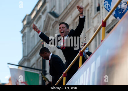 Cardiff, UK. Sonntag 05 Mai 2013 Bild: Team Kapitän Mark Hudson Jubel aus dem offenen Bus.  Re: Tausende von Cardiff City Fußball-Fans sind die Straßen von Cardiff Stadtzentrum als ihre Team-Shows von den Championship-Cup in einer Parade Futter.  Manager Malky Mackay führte sein Team aus Cardiff Castle zu Fuß und High Street entlang wo sie drei Cabrio-Doppeldecker-Busse bestiegen.  Später wird ein Empfang in der Senedd in Cardiff Bay und Feuerwerk. Stockfoto