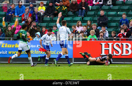 Glasgow, Schottland. 5. Mai 2013. Glasgow, Schottland. 5. April 2013.  während der Glasgow Emirates Airline Glasgow 7 s aus Scotstoun. Cup-Finale in Südafrika 28 V 21 New Zealand Kurt Baker berührt sich NZ 2. versuchen. Bildnachweis: ALAN OLIVER / Alamy Live News Stockfoto