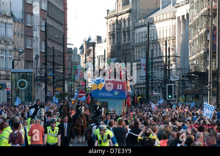 Cardiff, UK. Sonntag 05 Mai 2013 Bild: Die offenen Bus-Tour macht seinen Weg durch St. Mary Street im Stadtzentrum von Cardiff.  Re: Tausende von Cardiff City Fußball-Fans sind die Straßen von Cardiff Stadtzentrum als ihre Team-Shows von den Championship-Cup in einer Parade Futter.  Manager Malky Mackay führte sein Team aus Cardiff Castle zu Fuß und High Street entlang wo sie drei Cabrio-Doppeldecker-Busse bestiegen.  Später wird ein Empfang in der Senedd in Cardiff Bay und Feuerwerk. Stockfoto