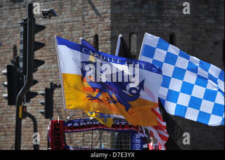 CARDIFF, VEREINIGTES KÖNIGREICH. 5. Mai 2013. Eine Cardiff City fliegen außerhalb Cardiff Castle am Tag des Cardiff City Champions Parade.The Teams wurden in einem offenen Bus durch die Stadt vorgeführt, nach dem Gewinn der Meisterschaft und in die Premier League gefördert wird. Stockfoto