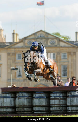 Badminton Horse Trials, UK. 5. Mai 2013. Jonathan Paget und CLIFTON Versprechen springen die Wadworth Fässer während der Cross Country-Phase von Mitsubishi Motors Badminton Horse Trials, Sonntag, 5. Mai 2013 Stockfoto