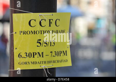 CARDIFF, VEREINIGTES KÖNIGREICH. 5. Mai 2013. Ein Zeichen in die Straße gibt Details des Cardiff City Champions Parade.The Teams wurden in einem offenen Bus durch die Stadt vorgeführt, nach dem Gewinn der Meisterschaft und in die Premier League gefördert wird. Stockfoto