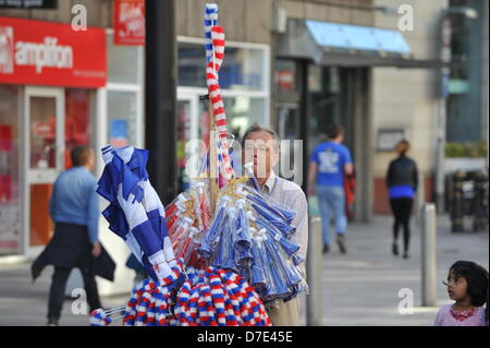 CARDIFF, VEREINIGTES KÖNIGREICH. 5. Mai 2013. Eine inoffizielle Straßenhändler verkauft Souvenirs am Tag des Cardiff City Champions Parade.The Teams wurden in einem offenen Bus durch die Stadt vorgeführt, nach dem Gewinn der Meisterschaft und in die Premier League gefördert wird. Stockfoto