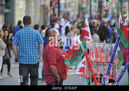 CARDIFF, VEREINIGTES KÖNIGREICH. 5. Mai 2013. Eine inoffizielle Straßenhändler verkauft Souvenirs am Tag des Cardiff City Champions Parade.The Teams wurden in einem offenen Bus durch die Stadt vorgeführt, nach dem Gewinn der Meisterschaft und in die Premier League gefördert wird. Stockfoto