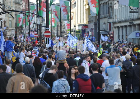 CARDIFF, VEREINIGTES KÖNIGREICH. 5. Mai 2013. Massen versammeln sich auf St Mary Street in Vorbereitung für das Team Cardiff City Champions Parade.The wurden in einem offenen Bus durch die Stadt nach dem Gewinn der Meisterschaft und in die Premier League gefördert wird vorgeführt. Stockfoto