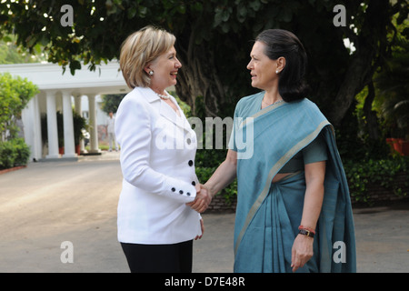 US-Außenministerin Hillary Rodham Clinton trifft sich mit Sonia Gandhi, indische Kongresspartei Führer und Frau des ehemaligen Premierministers Rajiv Gandhi an ihrem Wohnsitz 29. Juli 2009 in Neu-Delhi, Indien. Stockfoto