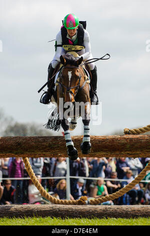 Badminton Horse Trials, UK. 5. Mai 2013.  Lauren Shannon auf Null Flug in Aktion an World Horse Welfare Fußgängerbrücke beim Cross Country Test von Mitsubishi Motors Badminton Horse Trials 2013 auf dem Gelände des Badminton House. Stockfoto