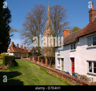 Ein Blick von der Armenhäuser in Thaxted in Richtung der Kirche Stockfoto