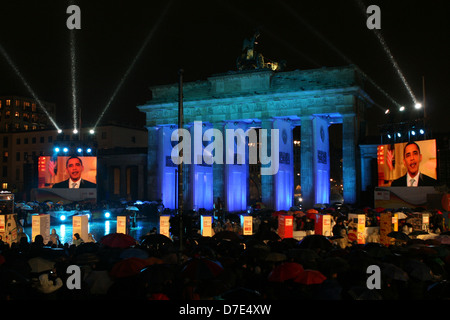 US-Präsident Barack Obama spricht Menschenmengen versammelten sich für Freedom Festival 20. Jahrestag des Falles der Berliner Mauer durch video-Botschaft am Brandenburger Tor 9. November 2009 in Berlin, Deutschland. Stockfoto