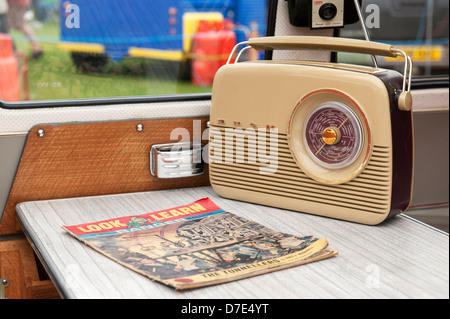 Vintage Bush Radio in einem VW Campervan Stockfoto