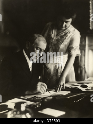 Präsident Woodrow Wilson, sitzen am Schreibtisch mit seiner Frau, Edith Bolling Galt Stockfoto