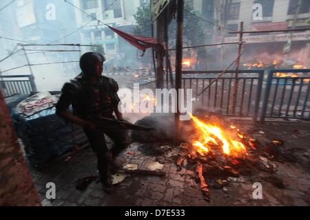 Dhaka, Bangladesch. 5. Mai 2013. Polizei zündeten bei Zusammenstößen mit der Polizei in Dhaka. Mindestens drei Menschen erschossen wurde und 35 Menschen wurden verletzt. Hundert tausend Hardliner islamistischen fordern eine neue Gotteslästerung blockierte Autobahn Abschneiden der Bangladeschs Hauptstadt Dhaka vom Rest des Landes Recht, teilte die Polizei mit. © Monirul Alam (Bild Kredit: Kredit: Monirul Alam/ZUMAPRESS.com/Alamy Live-Nachrichten) Stockfoto