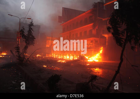 Dhaka, Bangladesch. 5. Mai 2013. Polizei zündeten bei Zusammenstößen mit der Polizei in Dhaka. Mindestens drei Menschen erschossen wurde und 35 Menschen wurden verletzt. Hundert tausend Hardliner islamistischen fordern eine neue Gotteslästerung blockierte Autobahn Abschneiden der Bangladeschs Hauptstadt Dhaka vom Rest des Landes Recht, teilte die Polizei mit. © Monirul Alam (Bild Kredit: Kredit: Monirul Alam/ZUMAPRESS.com/Alamy Live-Nachrichten) Stockfoto