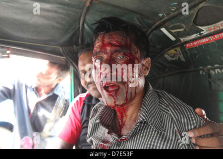 Dhaka, Bangladesch. 5. Mai 2013. Eine verletzte Person nehmen ins Krankenhaus bei Zusammenstößen mit der Polizei in Dhaka. Mindestens drei Menschen erschossen wurde und 35 Menschen wurden verletzt. Hundert tausend hardline Islamist verlangt eine neue Gotteslästerung blockierte Autobahn Abschneiden der Bangladeschs Hauptstadt Dhaka vom Rest des Landes Recht, teilte die Polizei mit. © Monirul Alam (Bild Kredit: Kredit: Monirul Alam/ZUMAPRESS.com/Alamy Live-Nachrichten) Stockfoto