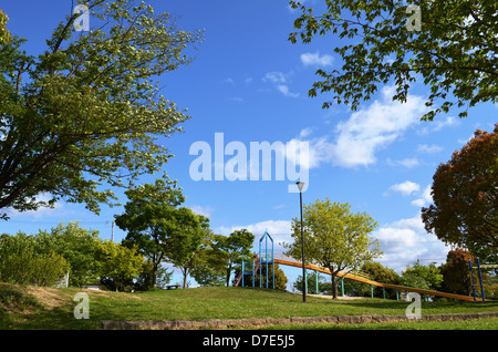 Pohon Dan Langit Biru Yang Ada di Taman Bermain Anak di Japan Stockfoto