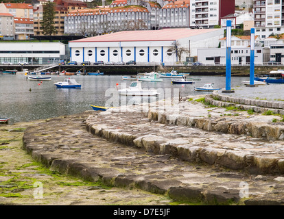 Pontedeume Pier in Galicien, Spanien. Pontedeume ist ein kleines Dorf im Nordwesten von Spanien. Stockfoto