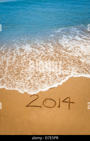 Jahr 2014 geschrieben in Sand am tropischen Strand Stockfoto