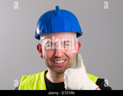 Porträt eines Arbeiters positive Emotionen mit ok Symbol und ein breites Lächeln. Stockfoto