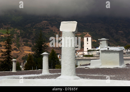 Stadtblick mit Schornsteinen, Capileira, Provinz Granada, Region von Andalusien, Spanien, Europa Stockfoto