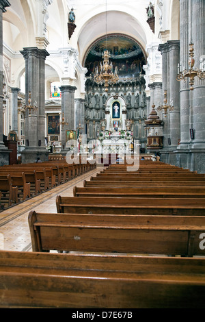 strenge leuchtende Kirchenschiff bis hin zu herrlichen Hochaltar restauriert 17. Jahrhundert Jesuitenkirche der Gesellschaft von Jesus Puebla Stockfoto