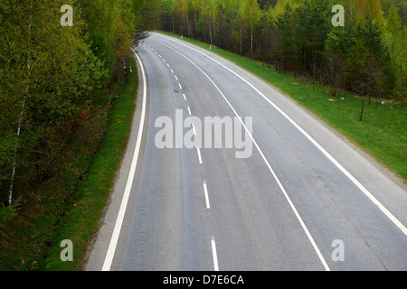 Sicht auf gekrümmte Straße ohne Autos Stockfoto