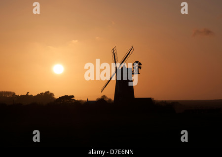 Burnham Overy Staithe, North Norfolk, England, April 2013. Sonnenuntergang über Burnham Overy Staithe Turm Windmühle, N. Küste von Norfolk. Stockfoto