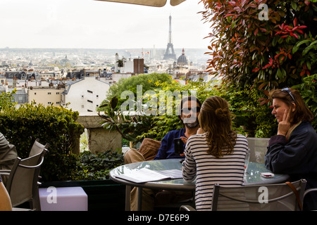 Eines der schönsten Paris Panorama-Terrasse-Bar mit Blick auf den Eiffelturm und Stadt Dächern, Paris, Frankreich Stockfoto