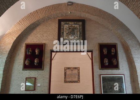 Stierkampfmuseum, Sevilla. Anzeige der Ritterspiele Köpfe. Stockfoto