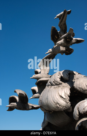 Navy-Merchant Marine Memorial Seagulls Washington DC // WASHINGTON DC – Seitenansicht der Möwen des Navy-Merchant Marine Memorial in Arlington, Virginia, auf Columbia Island am Ufer des Potomac gegenüber Washington DC. Das Denkmal ehrt diejenigen, die im Ersten Weltkrieg ihr Leben auf See verloren haben und wurde 1934 eingeweiht. Die Hauptskulptur ist aus Aluminium gegossen. Stockfoto