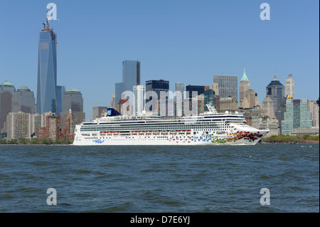 Norwegian Gem verlassen New Yorker Hafen mit lower Manhattan im Hintergrund. 4. Mai 2013 Stockfoto