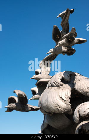 Navy-Merchant Marine Memorial Seagulls Arlington Virginia // WASHINGTON DC – die Möwen auf dem Navy-Merchant Marine Memorial in Arlington, Virginia, auf Columbia Island am Ufer des Potomac gegenüber Washington DC. Das Denkmal ehrt diejenigen, die im Ersten Weltkrieg ihr Leben auf See verloren haben und wurde 1934 eingeweiht. Die Hauptskulptur ist aus Aluminium gegossen. Stockfoto