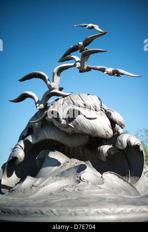 Navy Merchant Marine Memorial Seagulls Arlington Virginia // ARLINGTON, Virginia, Vereinigte Staaten – Detail der sieben Aluminium-Möwen, die über stilisierten Wellen auf dem Navy-Merchant Marine Memorial schweben. Die Art déco-Vögel, die 1934 von Ernesto Begni del Piatta geschaffen wurden, symbolisieren Seeleute, die während des Ersten Weltkriegs auf See verloren gingen. Stockfoto