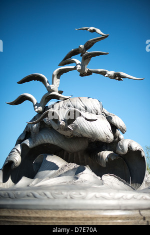 Das Navy-Merchant Marine Memorial Wave und Seagulls Arlington Virginia // WASHINGTON DC – die Wellen und Möwen, die den Hauptteil des Navy-Merchant Marine Memorial in Arlington, Virginia, auf Columbia Island am Ufer des Potomac gegenüber Washington DC bilden. Das Denkmal ehrt diejenigen, die im Ersten Weltkrieg ihr Leben auf See verloren haben und wurde 1934 eingeweiht. Die Hauptskulptur ist aus Aluminium gegossen. Stockfoto