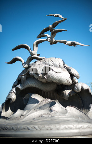 Navy-Marine Memorial Waves and Möls Sculpture Washington DC // WASHINGTON DC — das Navy-Marine Memorial, auch bekannt als „Waves and Gulls“, steht am Potomac River in Washington DC. die 1934 geweihte Aluminiumskulptur erinnert an die Mitglieder der US Navy und des Marine Corps, die während des Ersten Weltkriegs auf See ihr Leben verloren haben. das von Ernesto Begni del Piatta entworfene Denkmal zeigt sieben Möwen, die über stilisierten Wellen fliegen und symbolisieren die ewige Allianz der Meeresdienste mit den Elementen. Das Monument befindet sich in einem Park mit Blick auf den Potomac River Stockfoto