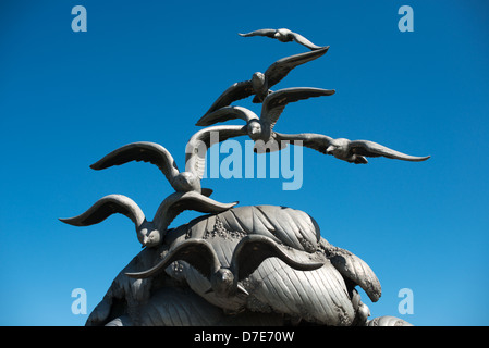Navy-Marine Memorial Waves and Möls Sculpture Washington DC // WASHINGTON DC — das Navy-Marine Memorial, auch bekannt als „Waves and Gulls“, steht am Potomac River in Washington DC. die 1934 geweihte Aluminiumskulptur erinnert an die Mitglieder der US Navy und des Marine Corps, die während des Ersten Weltkriegs auf See ihr Leben verloren haben. das von Ernesto Begni del Piatta entworfene Denkmal zeigt sieben Möwen, die über stilisierten Wellen fliegen und symbolisieren die ewige Allianz der Meeresdienste mit den Elementen. Das Monument befindet sich in einem Park mit Blick auf den Potomac River Stockfoto