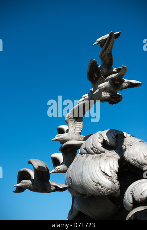 Navy-Merchant Marine Memorial Seagulls Arlington Virginia // WASHINGTON DC — Blauer Himmel mit den Möwen des Navy-Merchant Marine Memorial in Arlington, Virginia, auf Columbia Island am Ufer des Potomac gegenüber Washington DC. Das Denkmal ehrt diejenigen, die im Ersten Weltkrieg ihr Leben auf See verloren haben und wurde 1934 eingeweiht. Die Hauptskulptur ist aus Aluminium gegossen. Stockfoto