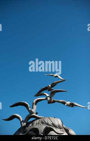 Navy-Merchant Marine Memorial Seagulls Washington DC // WASHINGTON DC – Ein klarer blauer Himmel mit den Möwen auf dem Navy-Merchant Marine Memorial in Arlington, Virginia, auf Columbia Island am Ufer des Potomac gegenüber Washington DC. Das Denkmal ehrt diejenigen, die im Ersten Weltkrieg ihr Leben auf See verloren haben. Es wurde 1934 eingeweiht. Die Hauptskulptur ist aus Aluminium gegossen. Stockfoto